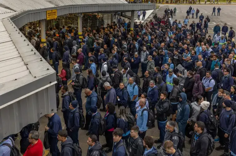 Metalúrgicos da GM em São José aprovam aviso de greve após impasse na PLR