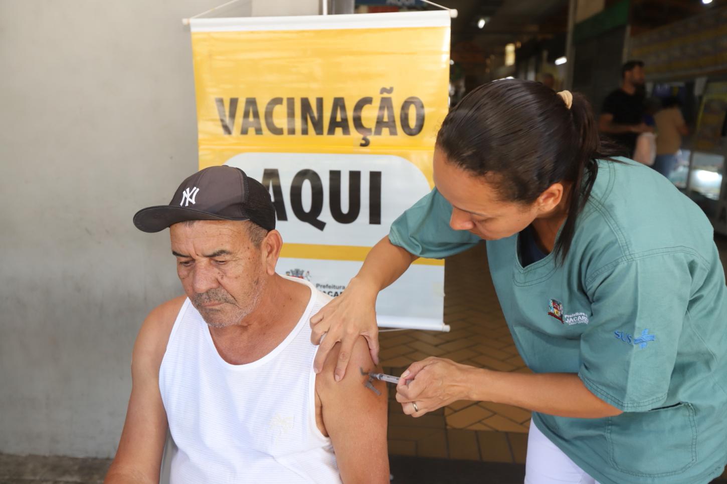 Prefeitura de Jacareí realiza vacinação itinerante no Mercadão Municipal