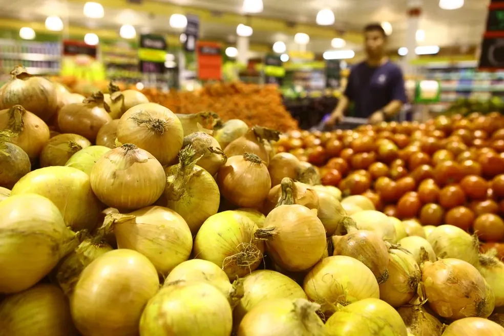Tomate, cebola e leite disparam e pressionam inflação no Brasil