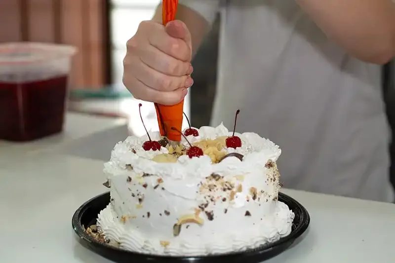 Cursos gratuitos de vendas, atendimento e confeitaria abrem inscrições em São José e região