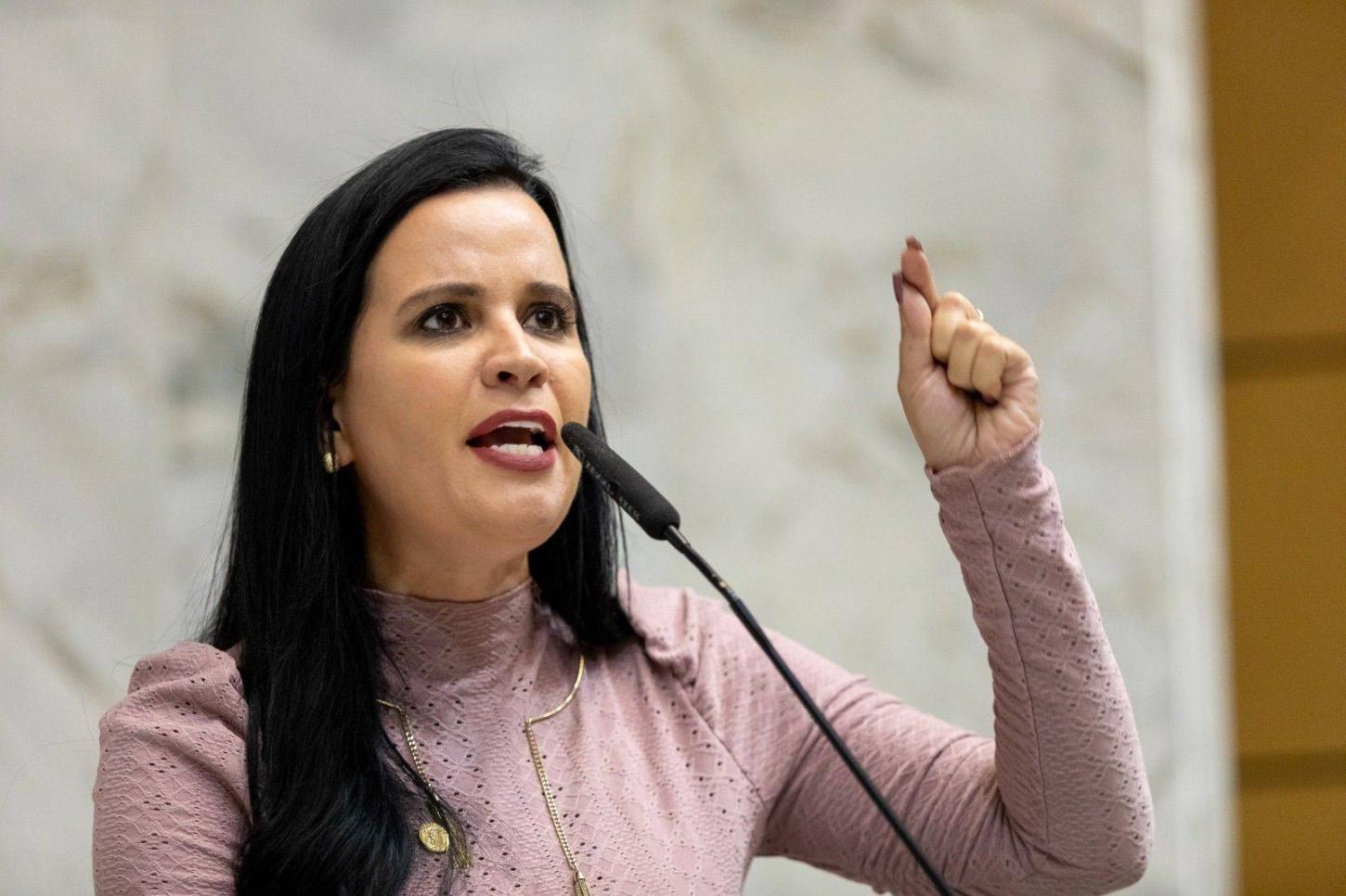 Deputada Leticia Aguiar cobra apuração imediata de denúncias na Unesp SJC