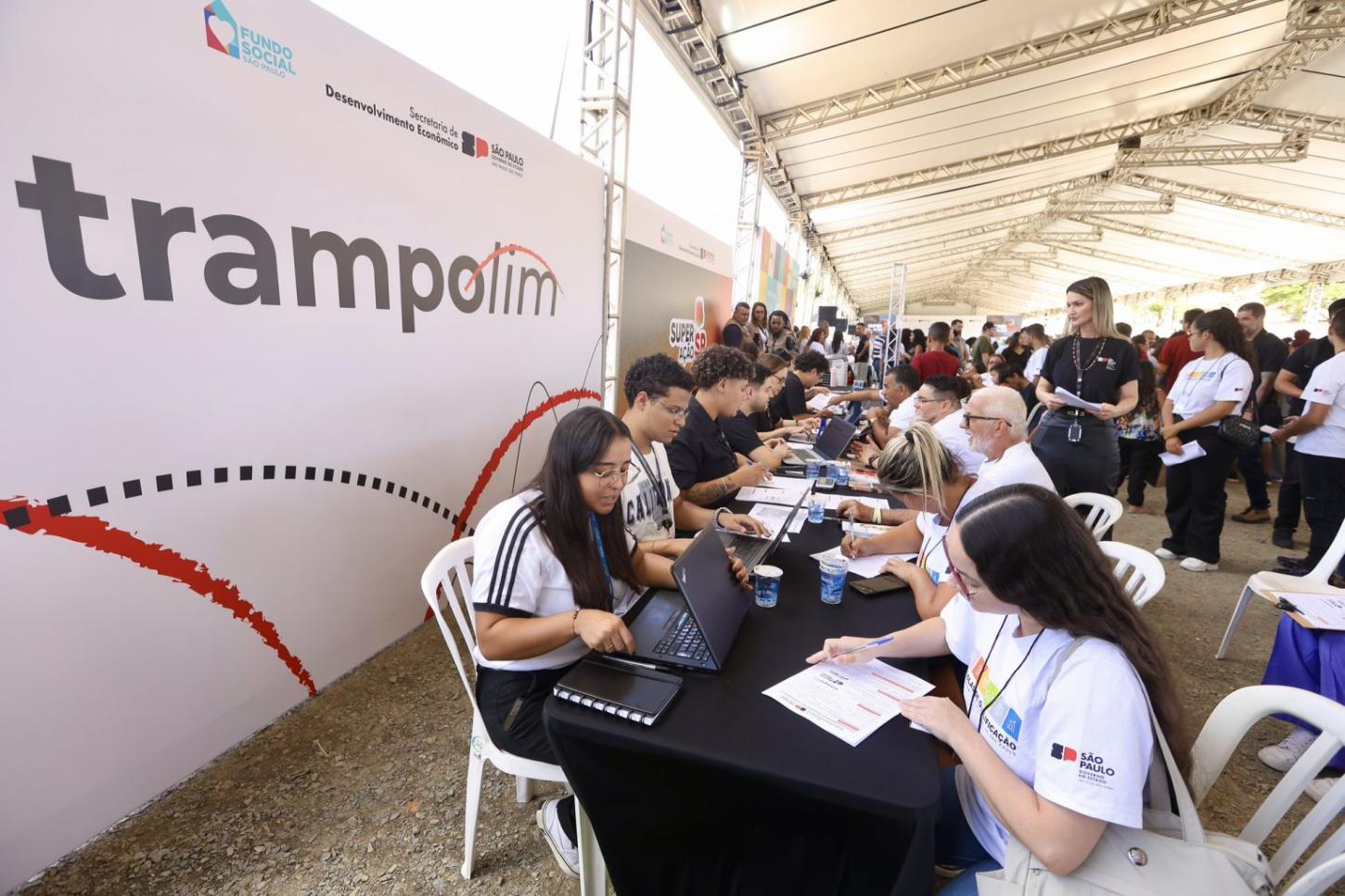 Governo de SP gera 5 mil vagas em supermercados via programas de qualificação
