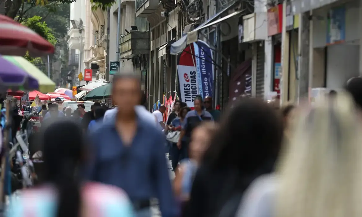 Taxa de desemprego de pretos é 55% maior que a de brancos, revela IBGE