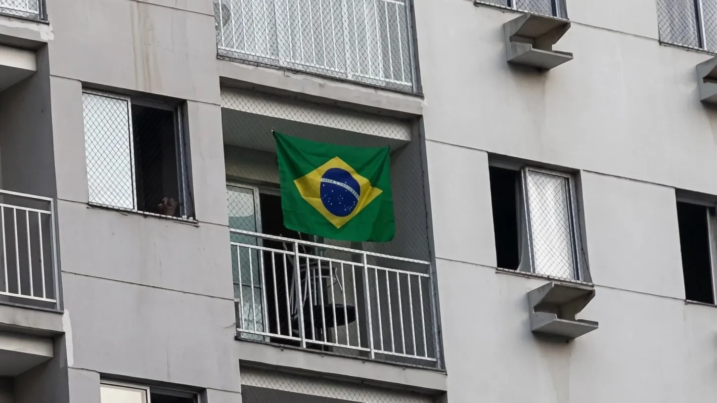 Condomínio pode proibir bandeira do Brasil na janela ou sacada?