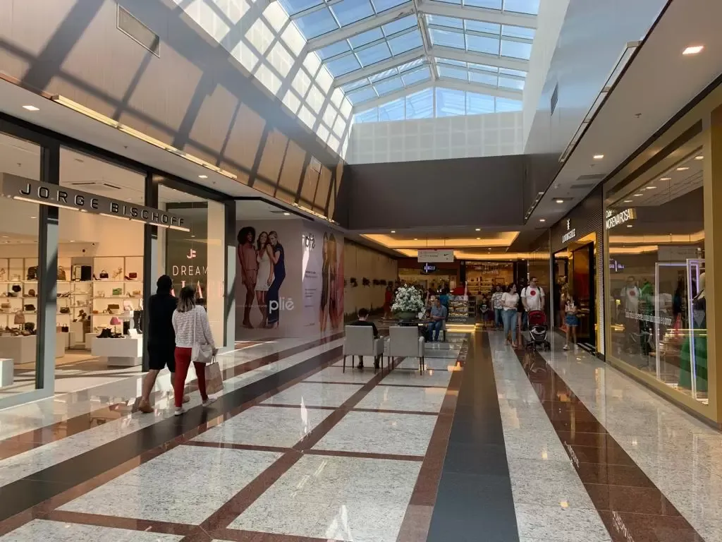 Homem é preso por importunação sexual após expor órgão genital em shopping de São José