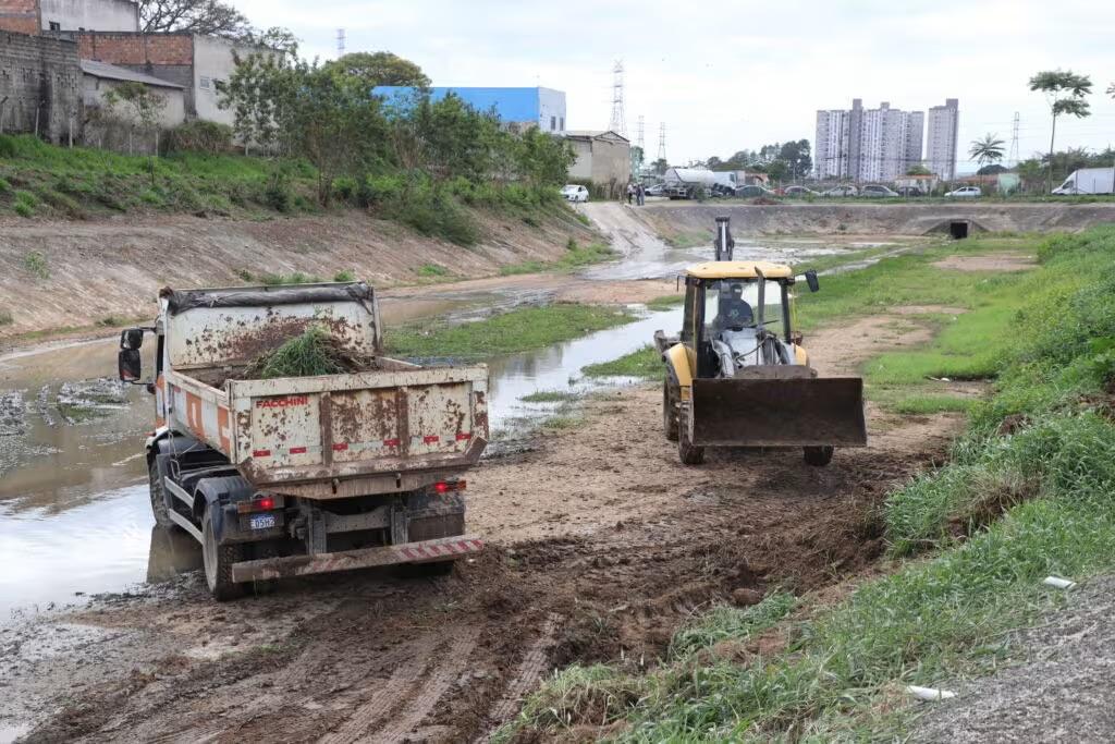 Limpeza nos piscinões do Córrego do Turi retira 560 toneladas de resíduos em Jacareí