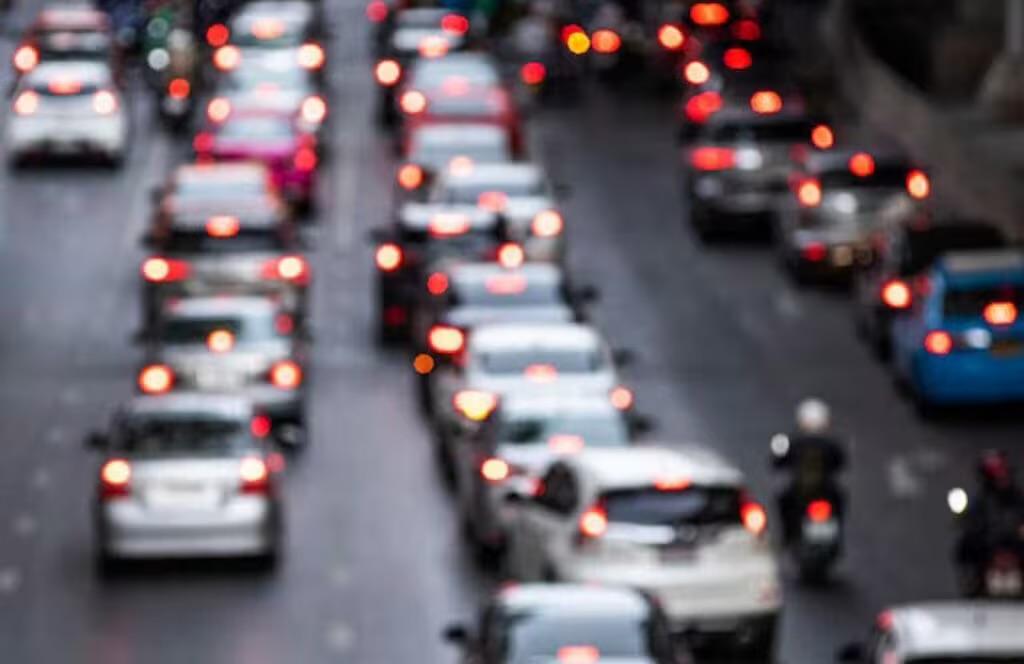 Mais carros na estrada em julho: por que cresce a importância do seguro em viagens familiares