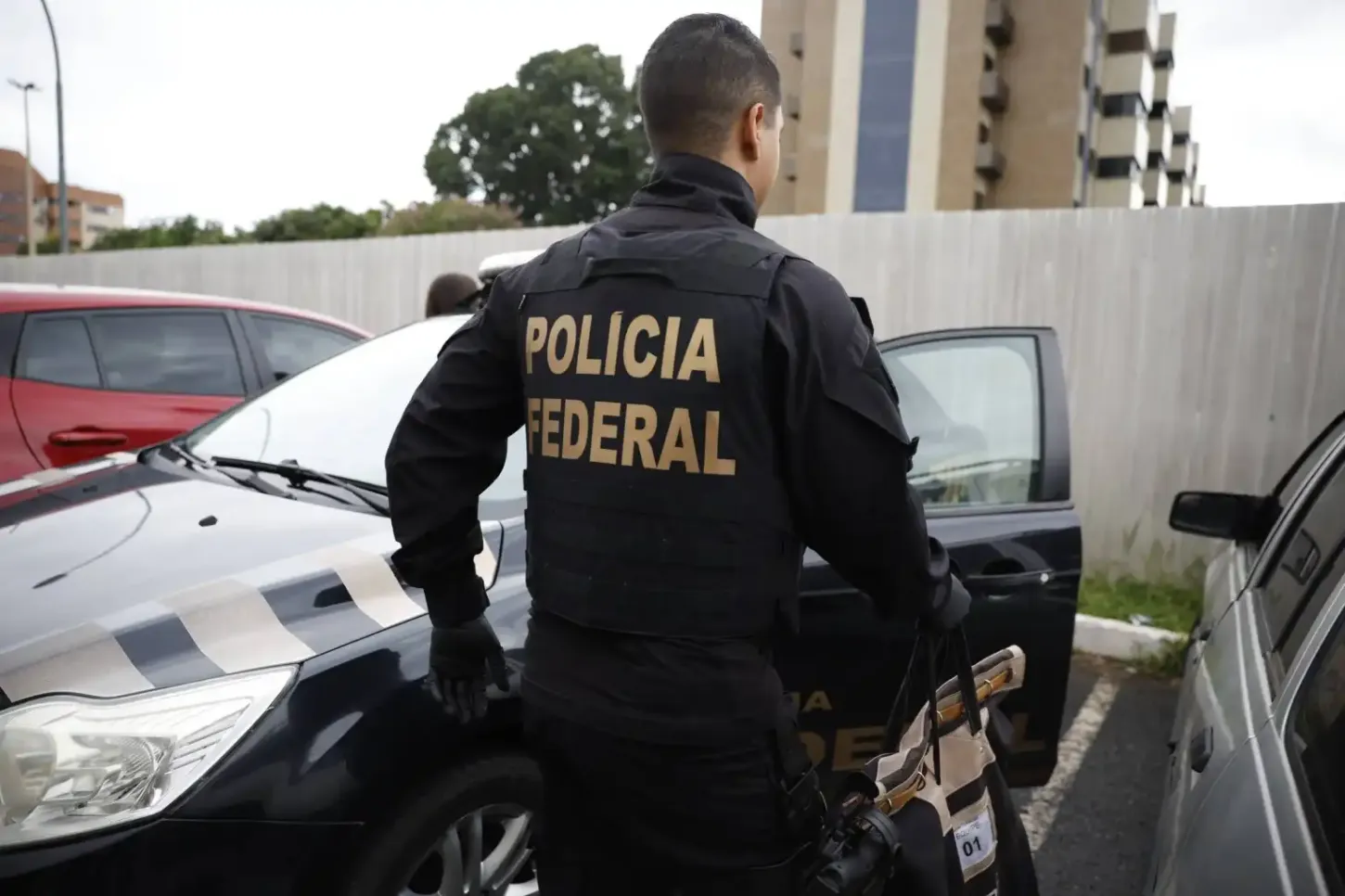 Polícia Federal prende homem envolvido em exploração sexual de crianças e adolescentes em São José