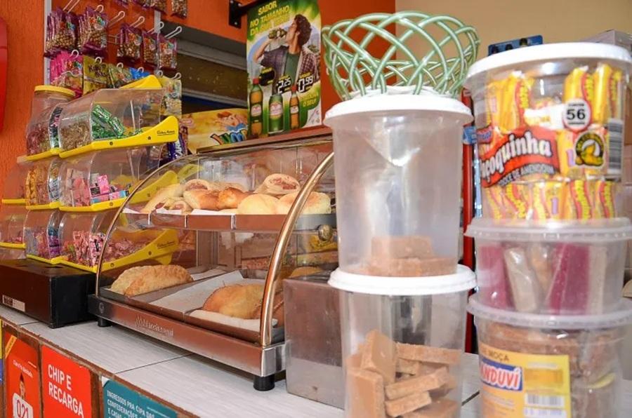 Projeto avança no Senado e pode tirar salgadinhos, refrigerantes e biscoitos recheados das cantinas escolares
