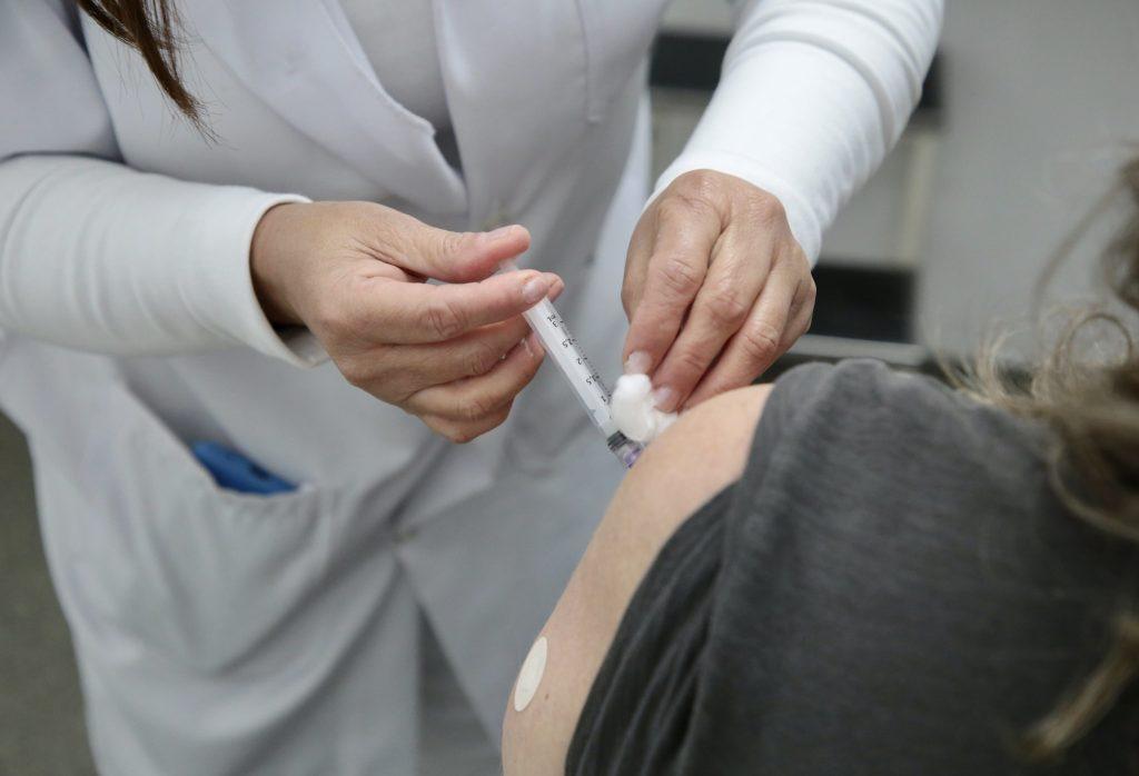 Veja como a vacinação de adultos protege bebês e freia o avanço de doenças consideradas erradicadas