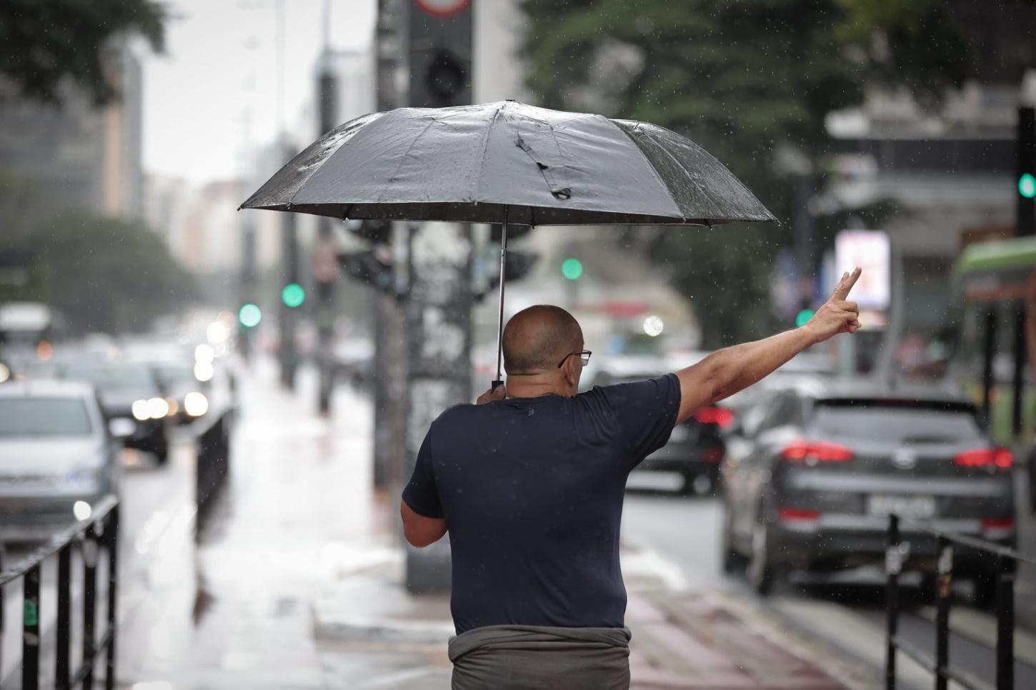 Defesa Civil alerta para chuva, queda nas temperaturas e ventos com avanço de frente fria em São Paulo