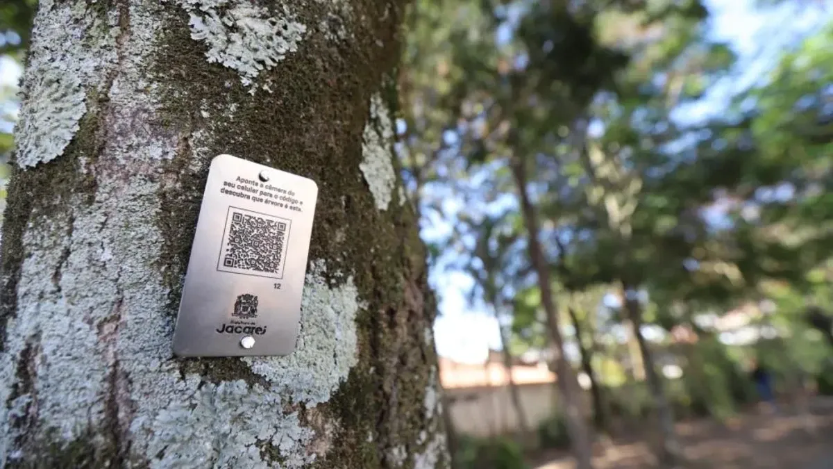 Jacareí instala mais de 1.700 QR Codes em árvores de ruas e praças da cidade
