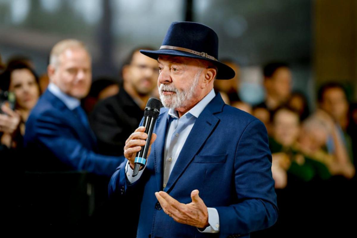Lula visita Avibras Aeroco em Jacareí após retomada da produção