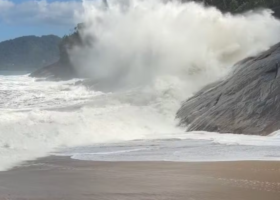 Marinha alerta para ressaca com ondas de até 2,5 metros no Litoral Norte de SP neste fim de semana