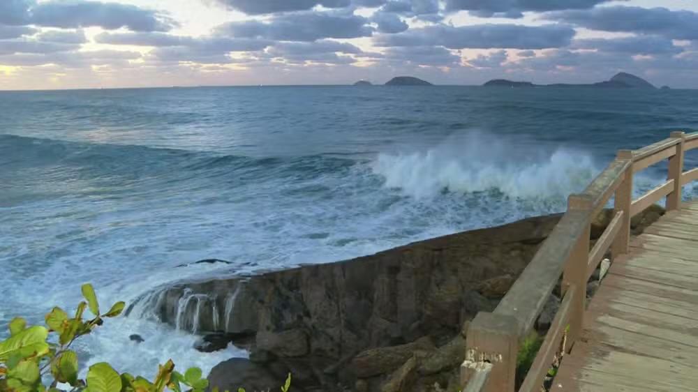 Marinha alerta para risco de ressaca do mar com ondas de até 2,5 metros no Litoral Norte de SP