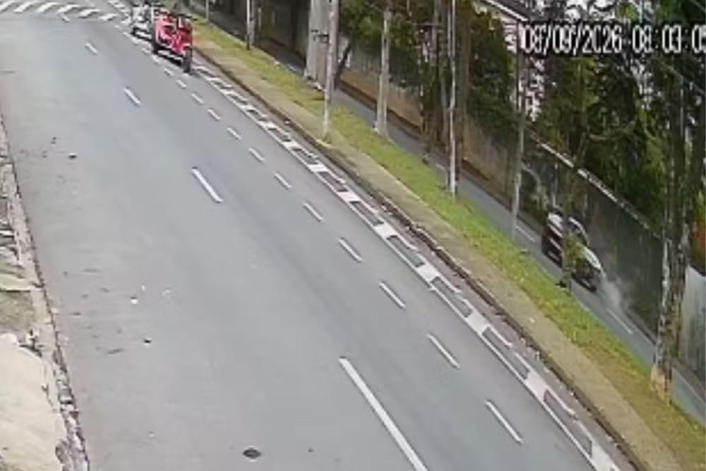 Carro atropela duas pessoas em ponto de ônibus em São José dos Campos; idosa de 70 anos tem perna amputadaO
