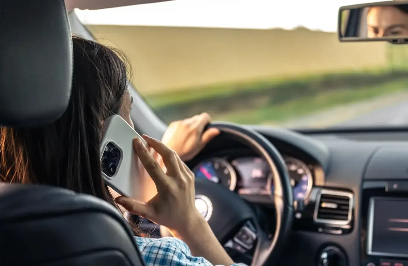 Celular ao volante pode render até sete pontos na CNH; veja as penalidades