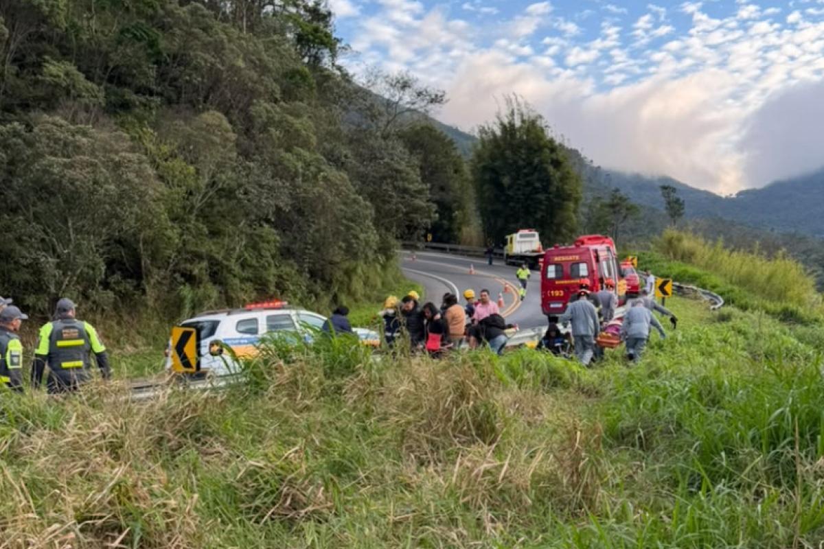 Ônibus cai em ribanceira em Cruzeiro, deixa seis mortos e cerca de 40 feridos