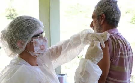 Jacareí passa a ofertar vacina Pneumo 20 para idosos com 85 anos ou mais