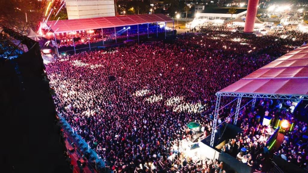 Luan Santana reúne mais de 30 mil pessoas no Vale Rodeio Show em São José