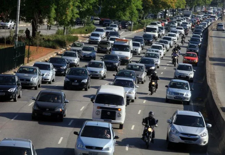 Motoristas devem redobrar cuidados ao dirigir na chuva; confira dicas