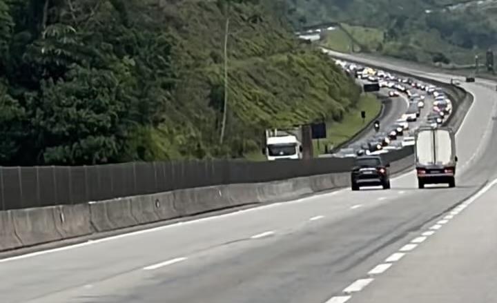 Tamoios espera 158 mil veículos no feriado; veja horários de pico e obras na rodovia