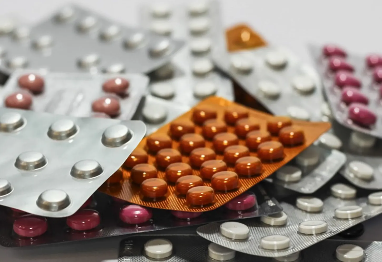 Uso simultâneo de medicamentos exige alerta e revisão médica constantes